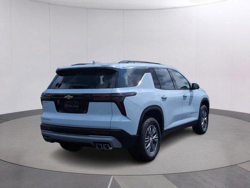 Polar White Tricoat 2026 Chevrolet Traverse LT