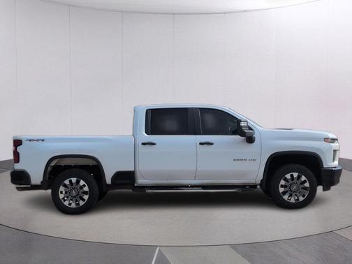 Summit White 2022 Chevrolet Silverado 2500 Custom