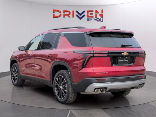 Radiant Red Tintcoat 2026 Chevrolet Traverse LT