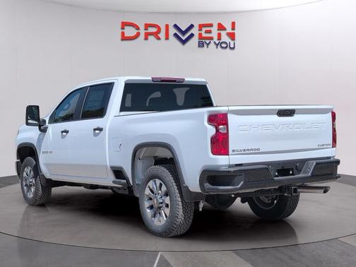 Summit White 2026 Chevrolet Silverado 2500 Custom
