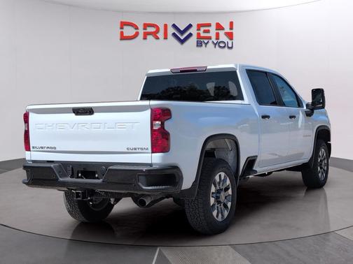 Summit White 2026 Chevrolet Silverado 2500 Custom