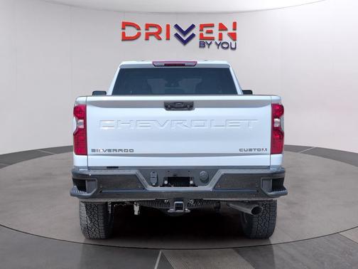 Summit White 2026 Chevrolet Silverado 2500 Custom