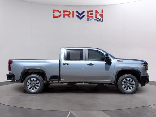Sterling Gray Metallic 2026 Chevrolet Silverado 2500 Custom