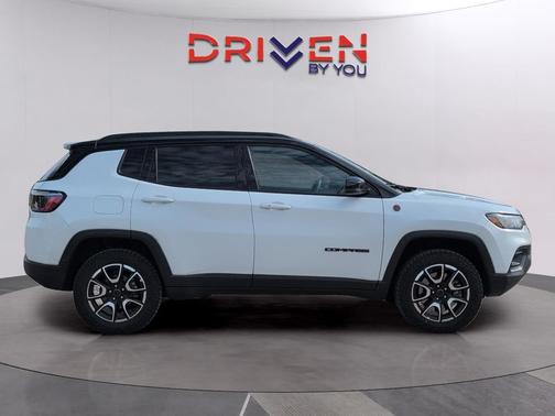 Bright White Clearcoat 2025 Jeep Compass Trailhawk