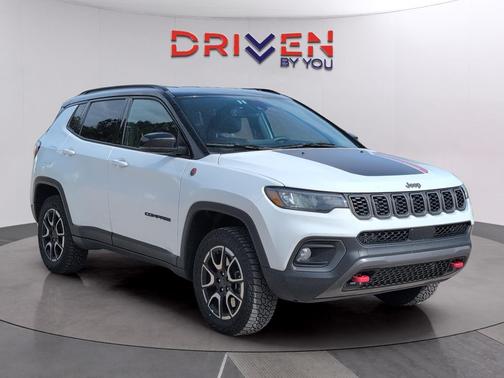 Bright White Clearcoat 2025 Jeep Compass Trailhawk