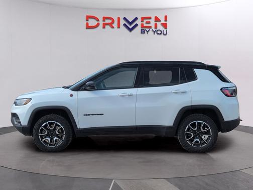 Bright White Clearcoat 2025 Jeep Compass Trailhawk