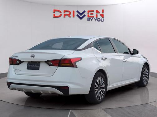 Glacier White 2025 Nissan Altima SV FWD
