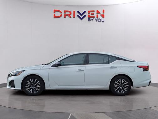 Glacier White 2025 Nissan Altima SV FWD