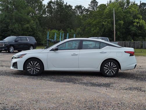 Glacier White 2025 Nissan Altima SV FWD