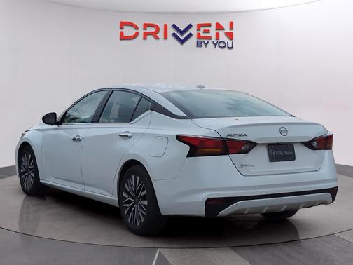 Glacier White 2025 Nissan Altima SV FWD