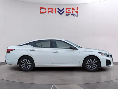 Glacier White 2025 Nissan Altima SV FWD