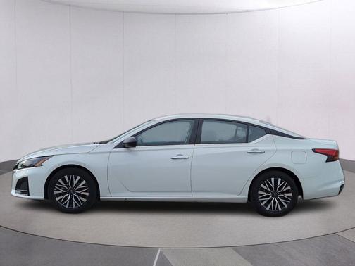 Glacier White 2025 Nissan Altima SV FWD