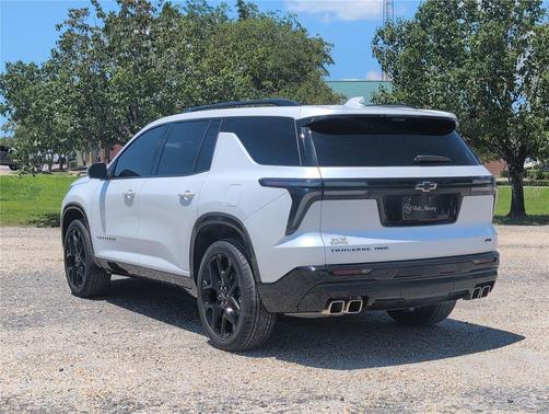 Iridescent Pearl Tricoat 2024 Chevrolet Traverse RS