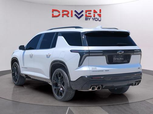 Iridescent Pearl Tricoat 2024 Chevrolet Traverse RS