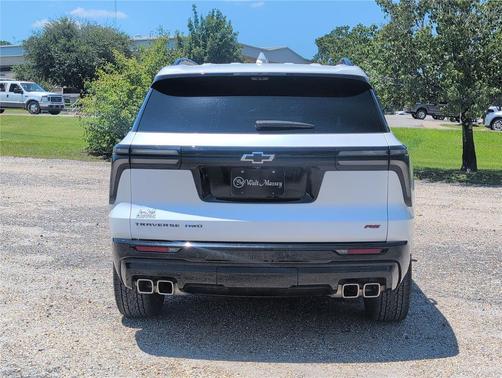 Iridescent Pearl Tricoat 2024 Chevrolet Traverse RS