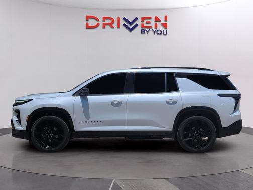 Iridescent Pearl Tricoat 2024 Chevrolet Traverse RS