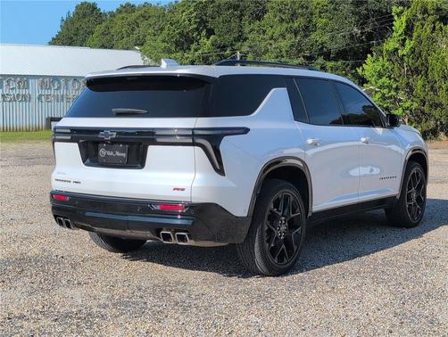 Iridescent Pearl Tricoat 2024 Chevrolet Traverse RS