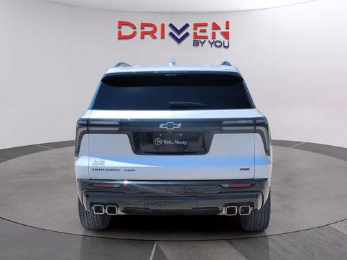 Iridescent Pearl Tricoat 2024 Chevrolet Traverse RS