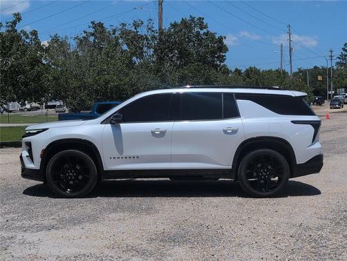 Iridescent Pearl Tricoat 2024 Chevrolet Traverse RS