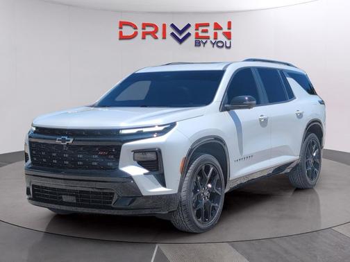 Iridescent Pearl Tricoat 2024 Chevrolet Traverse RS