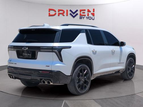 Iridescent Pearl Tricoat 2024 Chevrolet Traverse RS