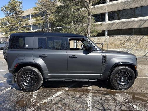 2025 Land Rover Defender OCTA EDITION ONE