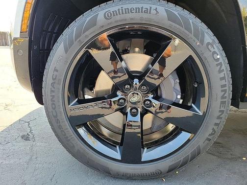 2025 Land Rover Defender P500 X-Dynamic SE