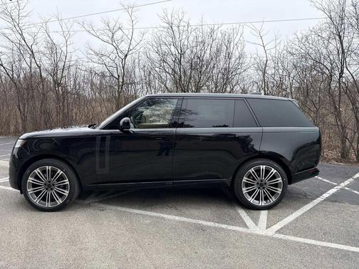 Santorini Black 2026 Land Rover Range Rover P530 SE 7 Seat