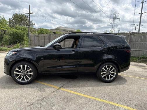 Santorini Black 2026 Land Rover Discovery Dynamic SE