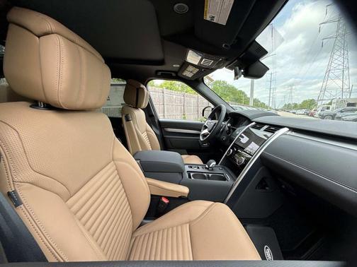 Santorini Black 2026 Land Rover Discovery Dynamic SE