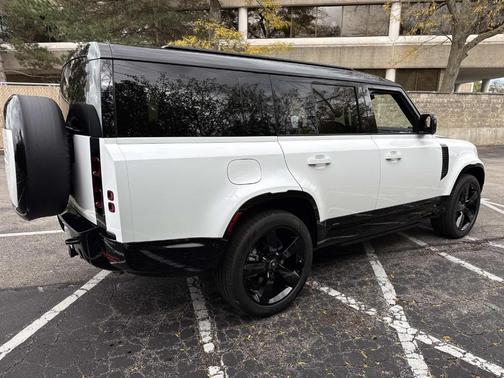 2025 Land Rover Defender P400 X-Dynamic SE