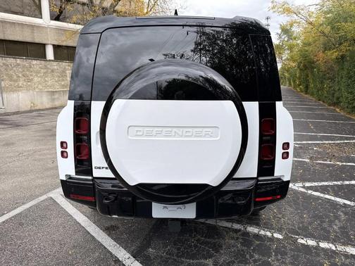 2025 Land Rover Defender P400 X-Dynamic SE
