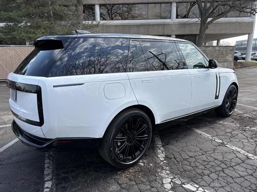 Fuji White 2026 Land Rover Range Rover P400 SE 7 Seat