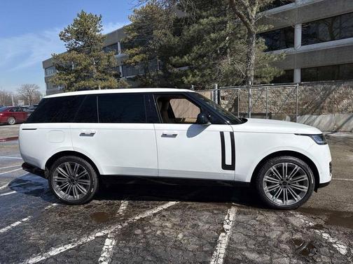 Fuji White 2026 Land Rover Range Rover P400 SE 7 Seat