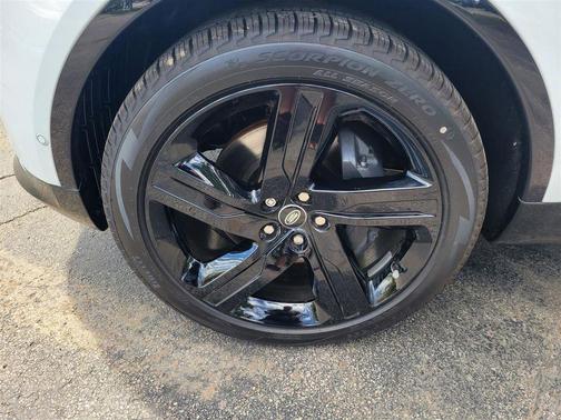 Fuji White 2025 Land Rover Discovery P360 Dynamic SE