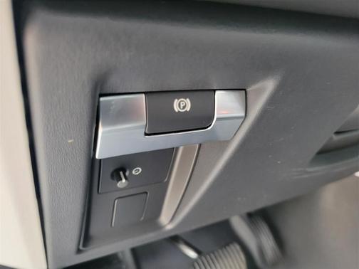 2025 Land Rover Defender P400 X-Dynamic SE