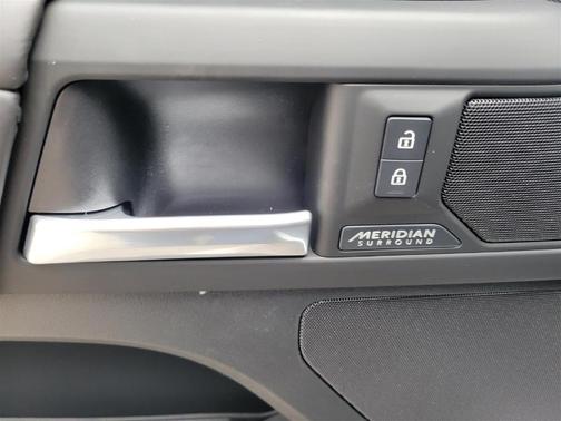 2025 Land Rover Defender P400 X-Dynamic SE