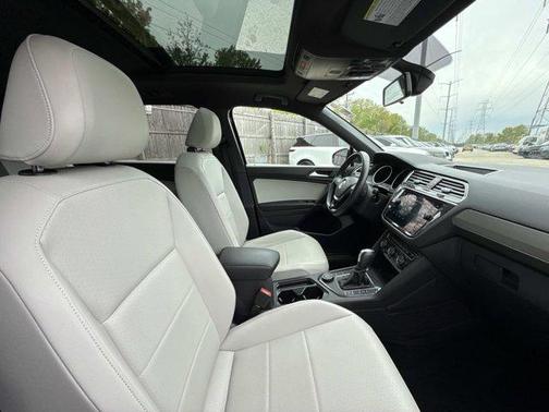 Deep Black Pearl Effect 2020 Volkswagen Tiguan 2.0T SE R-Line Black