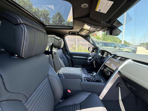 Santorini Black 2026 Land Rover Discovery Dynamic SE