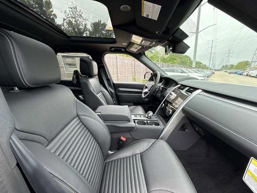 Fuji White 2026 Land Rover Discovery Dynamic SE