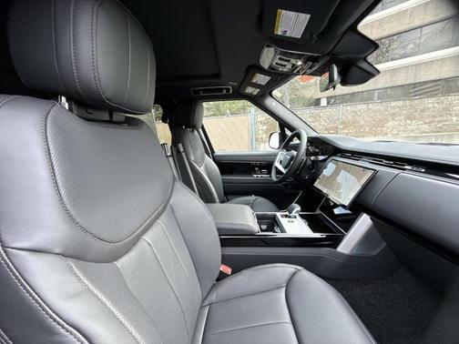 Santorini Black 2026 Land Rover Range Rover P400 SE 7 Seat