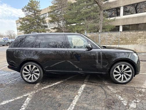 Santorini Black 2026 Land Rover Range Rover P400 SE 7 Seat