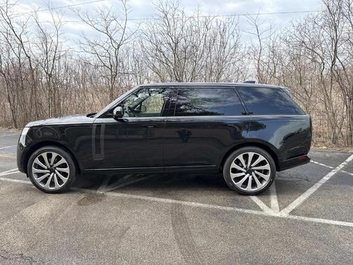 Santorini Black 2026 Land Rover Range Rover P400 SE 7 Seat