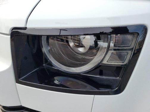 Fuji White 2025 Land Rover Defender P400 X-Dynamic SE
