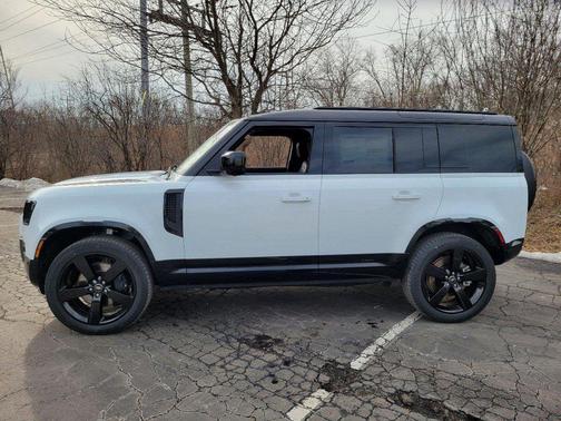Fuji White 2025 Land Rover Defender P400 X-Dynamic SE