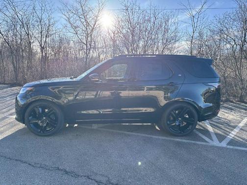 Santorini Black 2026 Land Rover Discovery Tempest Edition