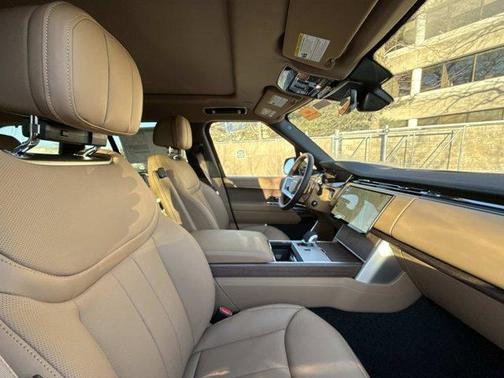 2026 Land Rover Range Rover P550e SE