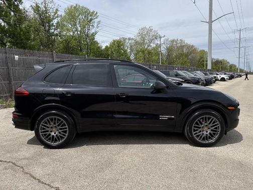 2017 Porsche Cayenne Platinum Edition