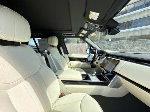 Santorini Black 2026 Land Rover Range Rover P400 SE
