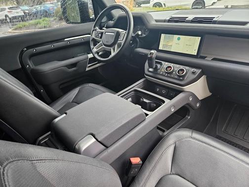 2023 Land Rover Defender SE